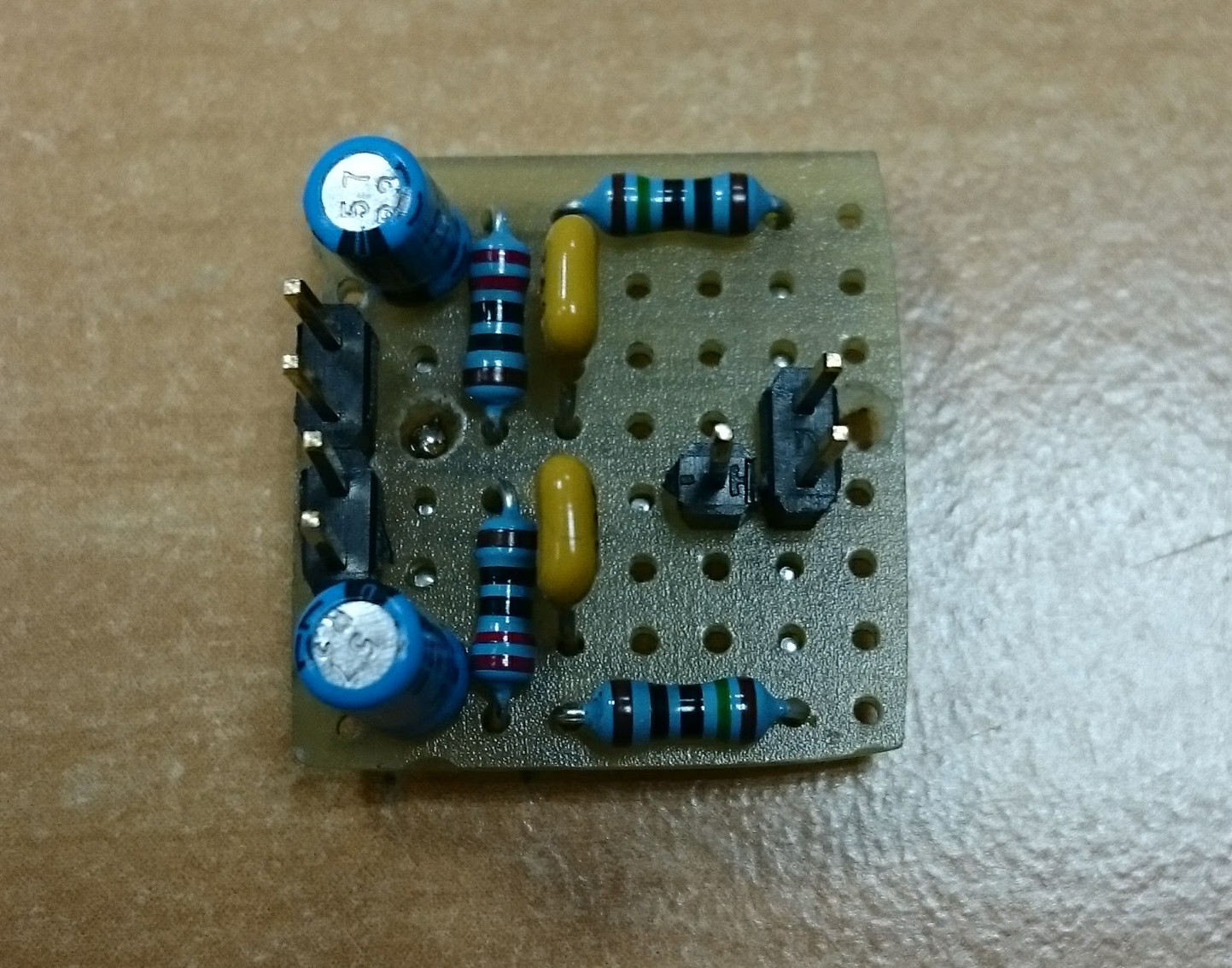 The low-pass filter assembled on a perfboard